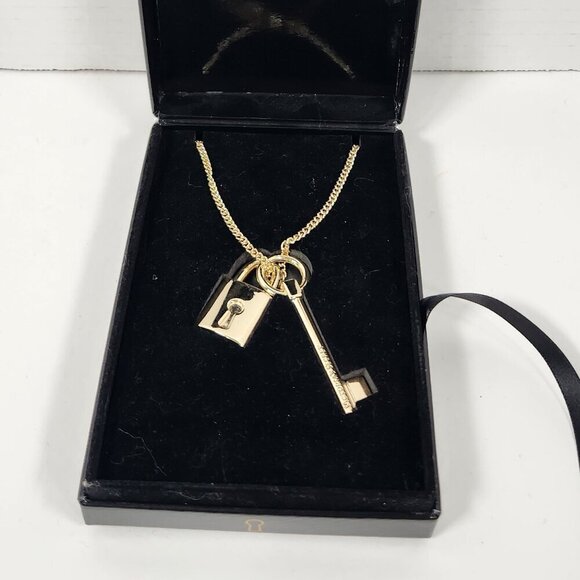 VICTORIA SECRET LOCK & KEY 🔐 NECKLACE - Picture 1 of 3